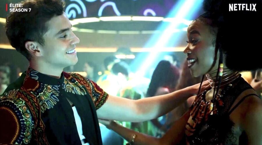 Da sinistra: Iván (André Lamoglia) e Fikile (Khosi Ngema) in una scena del quarto episodio di “Élite 7”. Credits: Netflix.