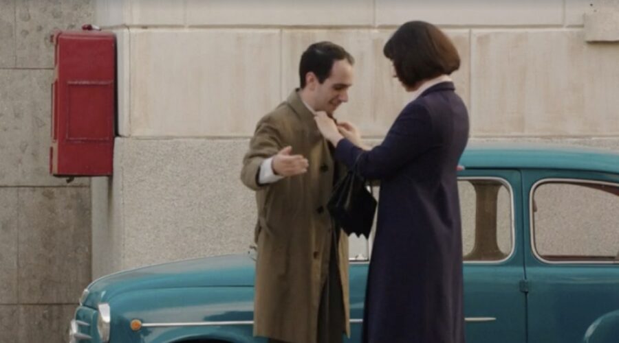 Da sinistra: il fidanzato misterioso e Clara Danese (Elvira Gallo) in una scena della puntata 17 de 