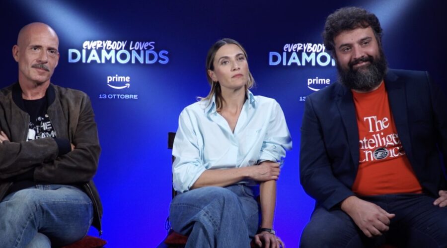 Da sinistra: Gianmarco Tognazzi, Anna Foglietta e Leonardo Lidi nell'intervista per “Everybody Loves Diamonds”. Credits: Tvserial.it.