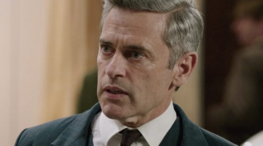 Massimo Poggio (Ezio Colombo) in una scena della puntata 3 de