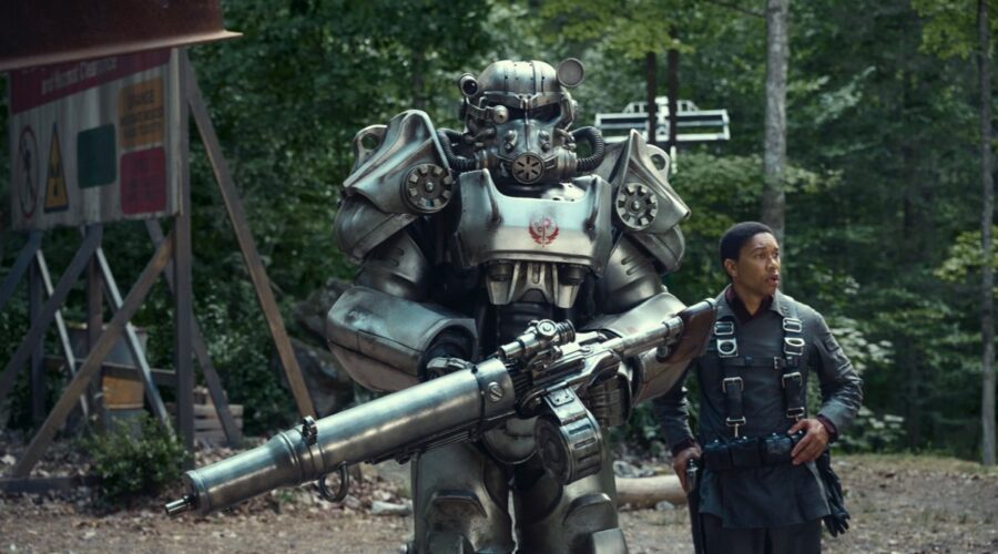 Maximus (Aaron Moten) posa accanto a un Power Suit nella serie tv di “Fallout”. Credits: JoJo Whilden/Prime Video.