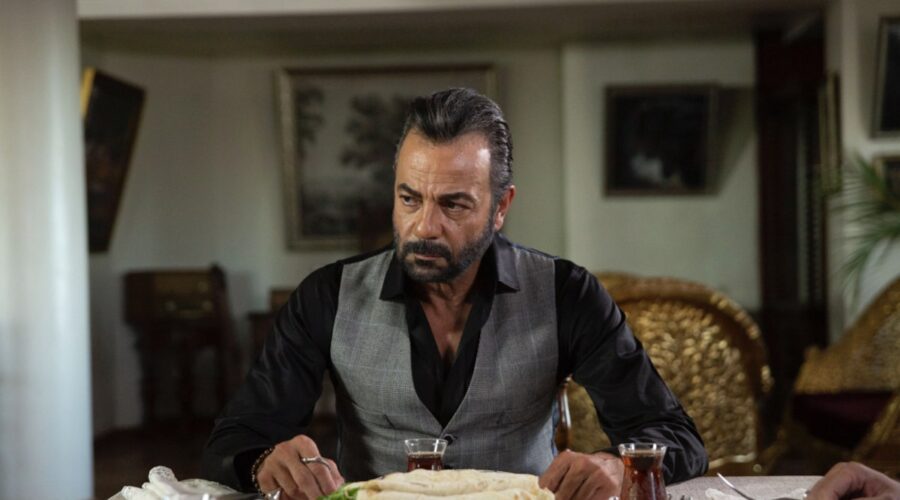 Kerem Alisik (Fekeli) in una scena di