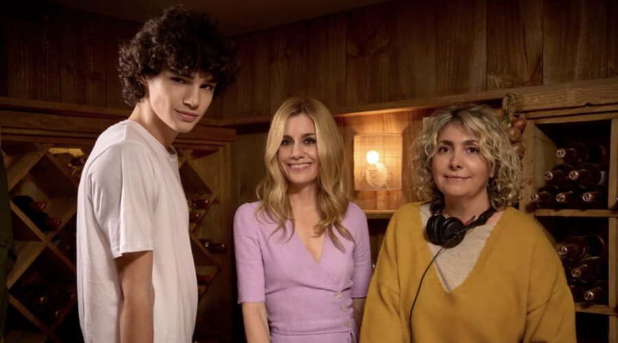 Fernando Lindez, Alexandra Jimenez e Aurora Guerra Sul Set Di Escandalo Credits: Manuel Fiestas/Mediaset Infinity