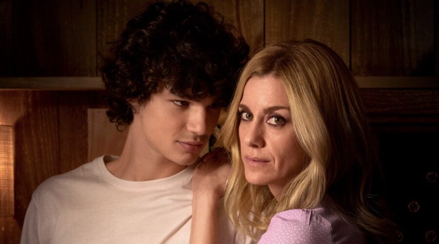 Da sinistra: Fernando Líndez (Hugo) e Alexandra Jiménez (Inés) in una scena di “Escándalo – Storia di un’ossessione”. Credits: Manuel Fiestas e Mediaset Infinity