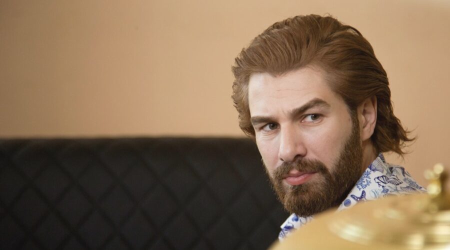 Fikret (Furkan Palali) in una scena di