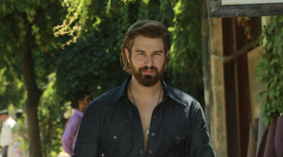 Fikret (Furkan Palali) in una scena di