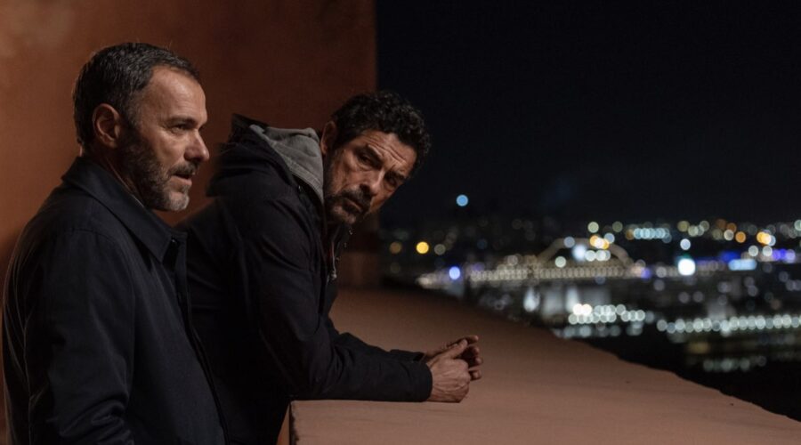 Da sinistra: Massimiliano Gallo (Palma) Alessandro Gassmann (Lojacono) in una scena de “I Bastardi di Pizzofalcone 4”. Credits: Francesca Cassaro/Rai.