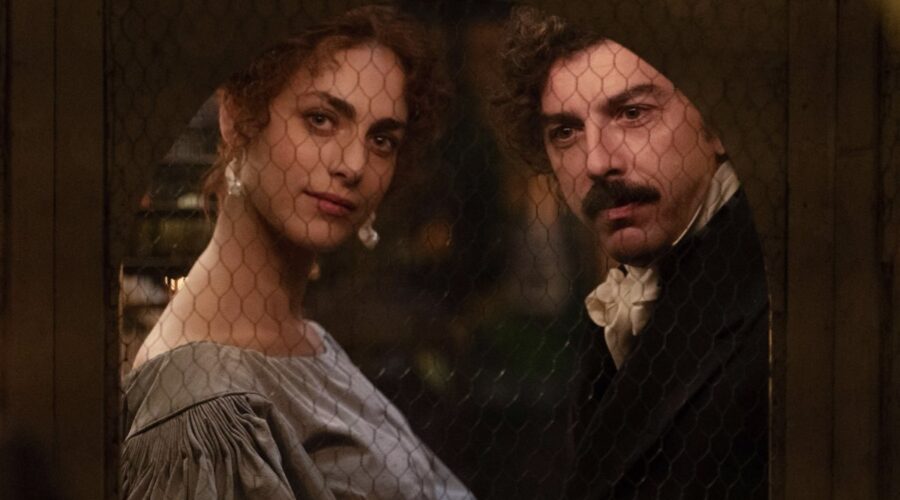 Da sinistra: Miriam Leone(Giulia Portalupi) e Michele Riondino (Vincenzo Florio) ne “I Leoni di Sicilia”. Credits: Maria Marin/Disney+.