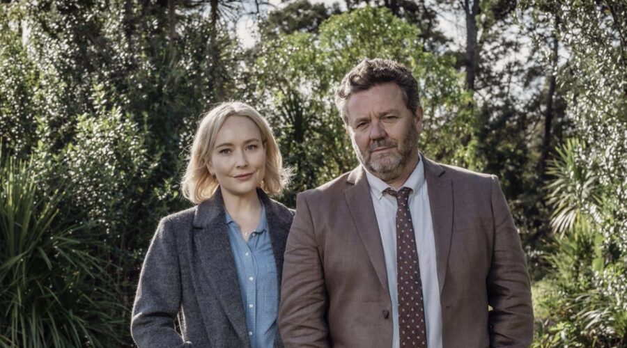 Da sinistra: Fern Sutherland e Neill Rea in una scena de “I Misteri di Brokenwood”. Credits: Giallo/Discovery.