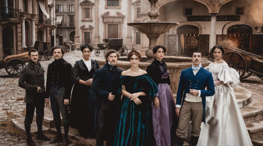 Da sinistra: Vinicio Marchioni, Paolo Briguglia, Ester Pantano, Michele Riondino, Miriam Leone, Donatella Finocchiaro, Eduardo Scarpetta e Adele Cammarata in un posato per