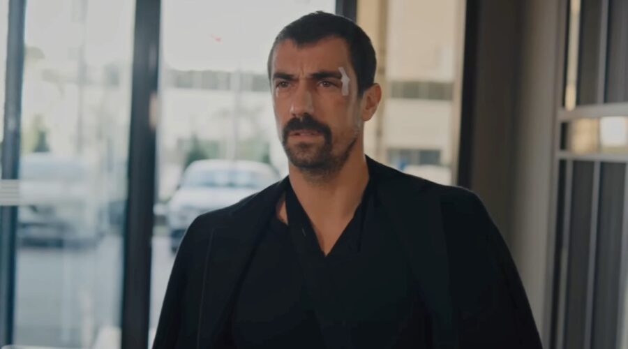 Ibrahim Celikkol (Mehdi) in una scena di “My Home My Destiny 2”. Credits: Cattura schermo/YouTube.