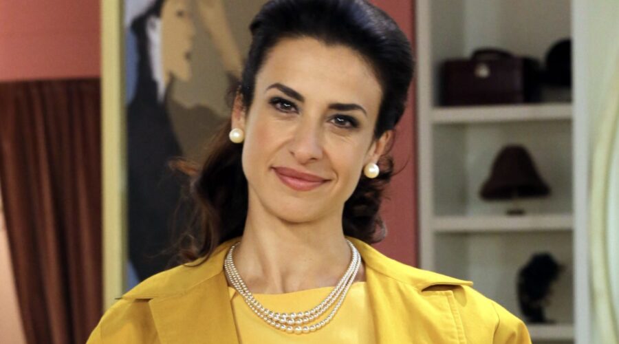 Lara Komar (Gloria Moreau) in un posato per