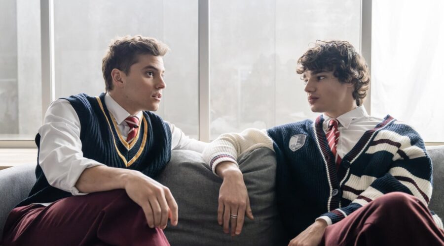 Da sinistra: André Lamoglia e Fernando Líndez sono Iván e Joel in “Élite”. Credits: Matías Uris/Netflix © 2022.