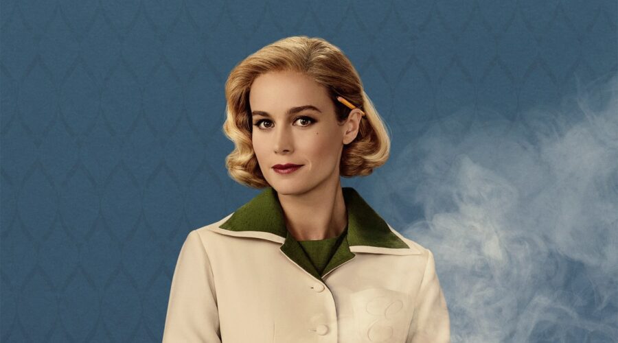 Brie Larson nella key art di “Lezioni Di Chimica”, la serie tv Apple TV+. Credits: Apple.