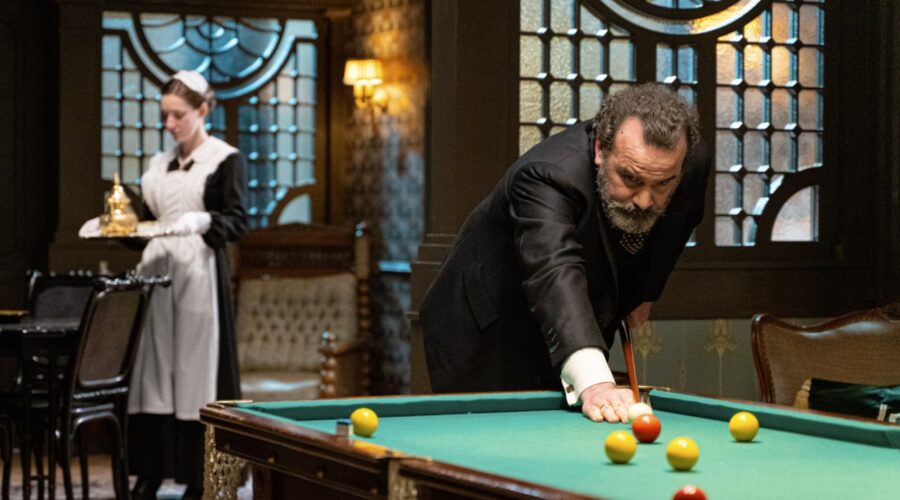 Manuel Regueiro (Alonso Luján) in una scena de “La Promessa“. Credits: Bambú Producciones/RTVE/RTI Mediaset.