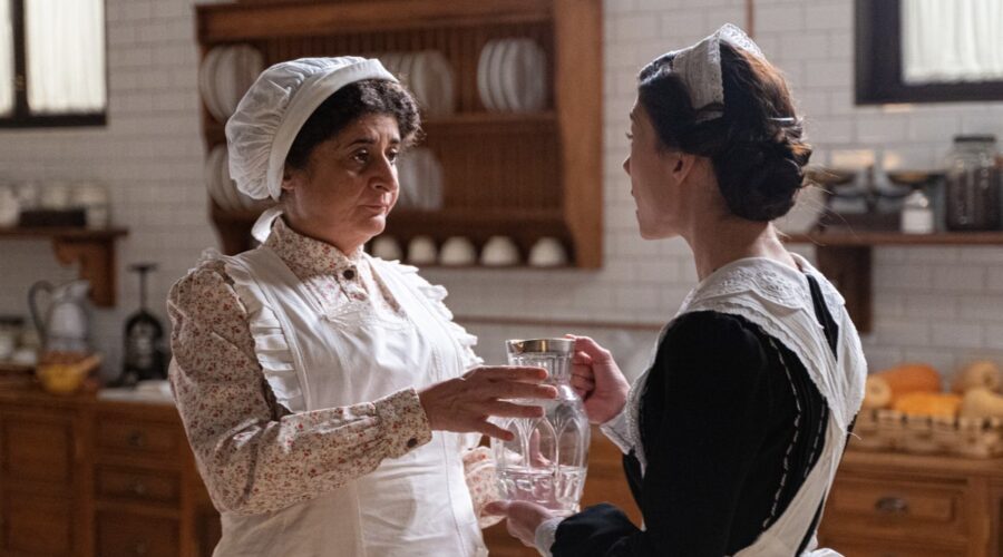 Da sinistra: Teresa Quintero (Candela Barcía) e Andrea del Río (Teresa Villamil) in una scena de “La Promessa”. Credits: Bambú Producciones/RTVE/RTI Mediaset.