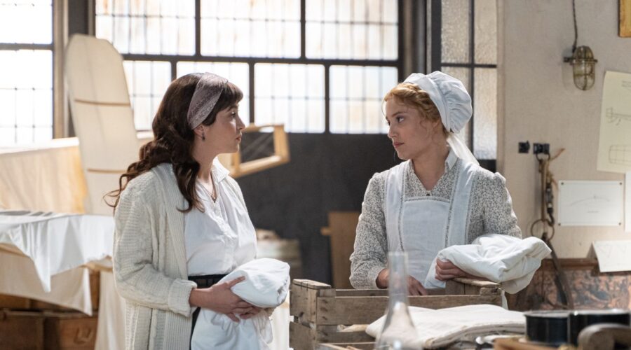 Da sinistra: Carmen Asecas (Catalina Luján) e Ana Garces (Jana Exposito) in una scena de “La Promessa“. Credits: Bambú Producciones/RTVE/RTI Mediaset.