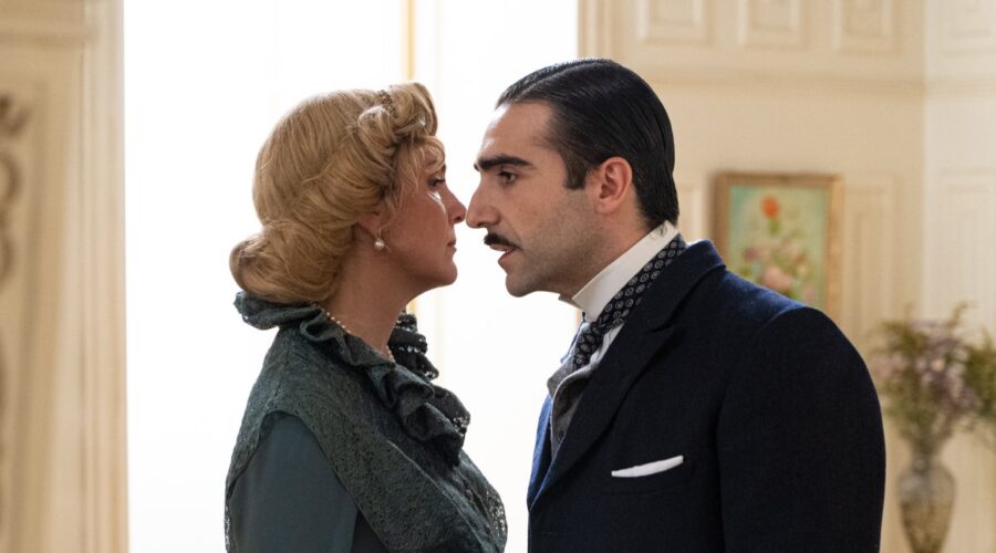 Da sinistra: Eva Martín (Cruz Ezquerdo) e Guillermo Serrano (Lorenzo De La Mata) in una scena de “La Promessa”. Credits: Bambú Producciones/RTVE/RTI Mediaset.