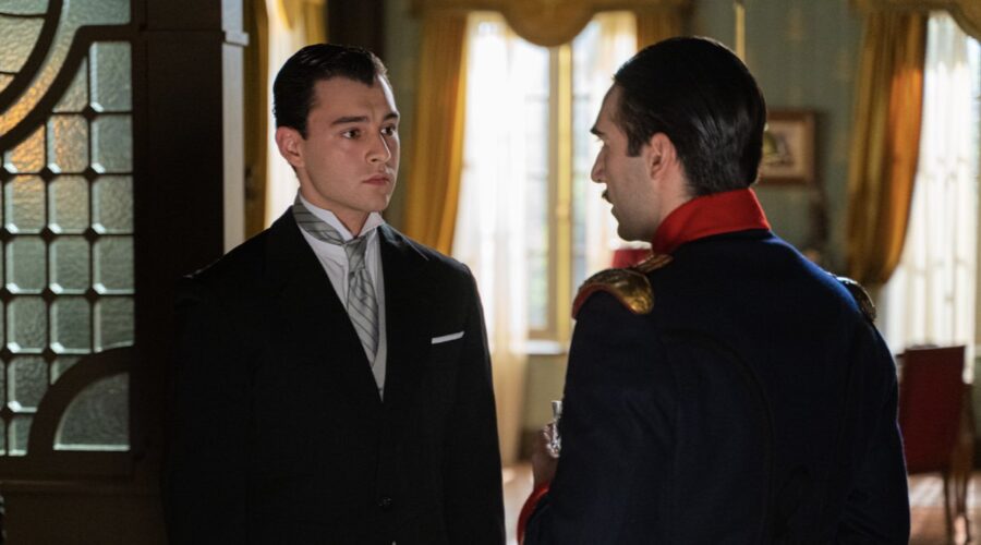 Da sinistra: Xavi Lock (Curro De La Mata) e Guillermo Serrano (Lorenzo De La Mata) in una scena de “La Promessa”. Credits: Bambú Producciones/RTVE/RTI Mediaset.