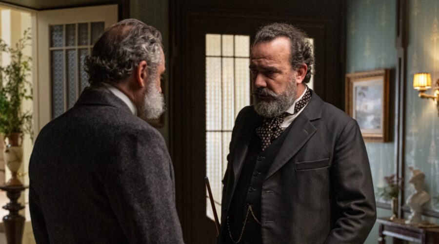 Da sinistra: Andres Blanco (Duca de Los Infantes) e Manuel Regueiro (Alonso Luján) in una scena de “La Promessa“. Credits: Bambú Producciones/RTVE/RTI Mediaset.