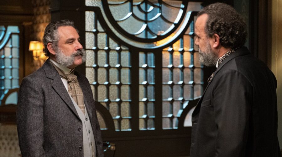Da sinistra: Andres Blanco (Duca de Los Infantes) e Manuel Regueiro (Alonso Luján) in una scena de “La Promessa“. Credits: Bambú Producciones/RTVE/RTI Mediaset.