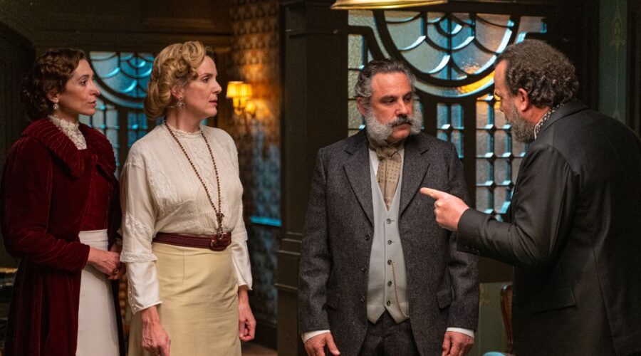 Da sinistra: Laura Barba (duchessa de Los Infantes), Eva Martín (Cruz Ezquerdo), Andres Blanco (duca de Los Infantes) e Manuel Regueiro (Alonso Luján) in una scena de “La Promessa”. Credits: Bambú Producciones/RTVE/RTI Mediaset.