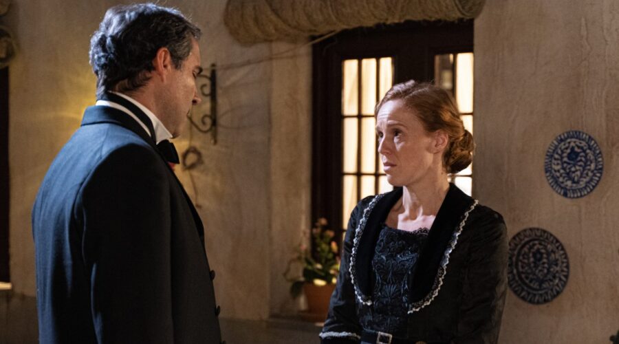 Da sinistra: Bruno Lastra (Gregorio) e Maria Castro (Pia Adarre) in una scena de “La Promessa“. Credits: Bambú Producciones/RTVE/RTI Mediaset.