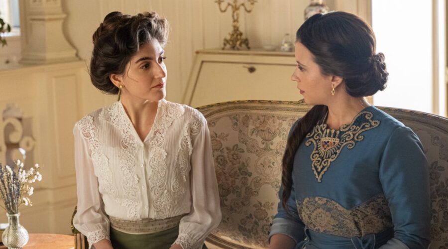 Da sinistra: Paula Losada (Jimena De Los Infantes) e Amparo Piñero (Martina Luján) in una scena de “La Promessa”. Credits: Bambú Producciones/RTVE/RTI Mediaset.