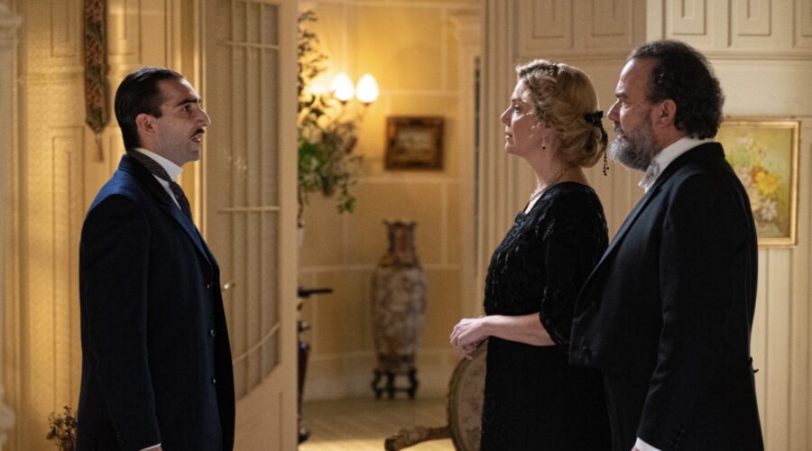 Da sinistra: Guillermo Serrano (Lorenzo De La Mata), Manuel Regueiro (Alonso Luján) ed Eva Martín (Cruz Ezquerdo) in una scena de “La Promessa“. Credits: Bambú Producciones/RTVE/RTI Mediaset.