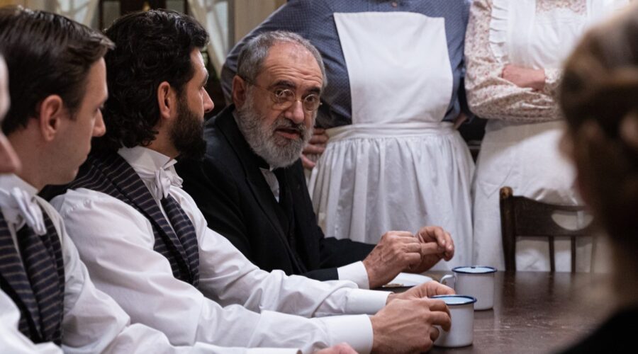 Da sinistra: Antonio Velázquez (Mauro Moreno) e Joaquin Climent (Romulo Baeza) in una scena de “La Promessa“. Credits: Bambú Producciones/RTVE/RTI Mediaset.