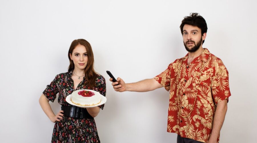 Da sinistra: Ludovica Martino (Laura) Lorenzo Adorni (Edoardo) in una scena di