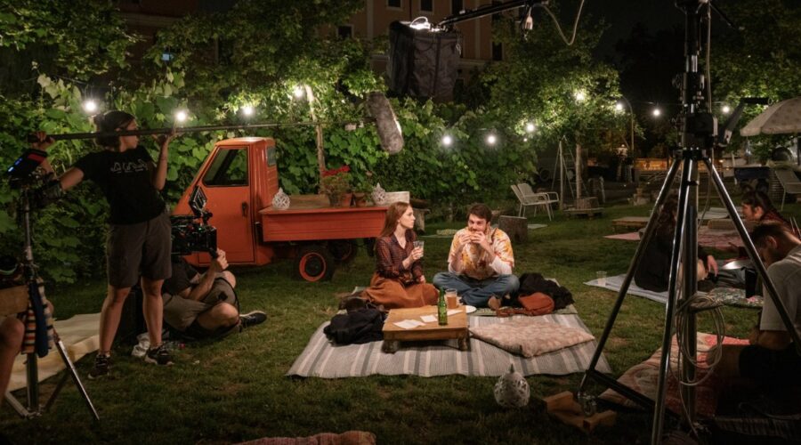 Da sinistra: Ludovica Martino (Laura) Lorenzo Adorni (Edoardo) in una scena di 