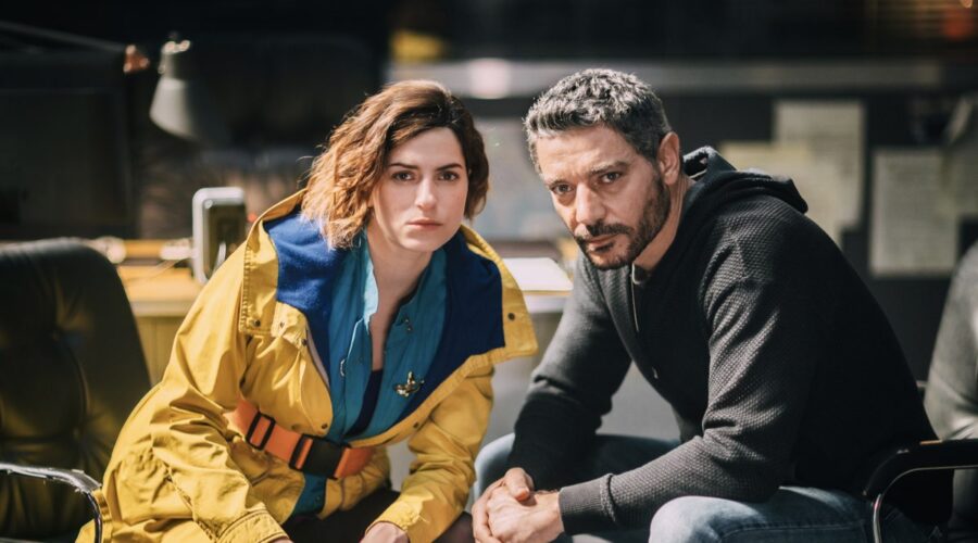 Da sinistra: Maria Chiara Giannetta (Blanca Ferrando) e Giuseppe Zeno (Michele Liguori) in un posato per