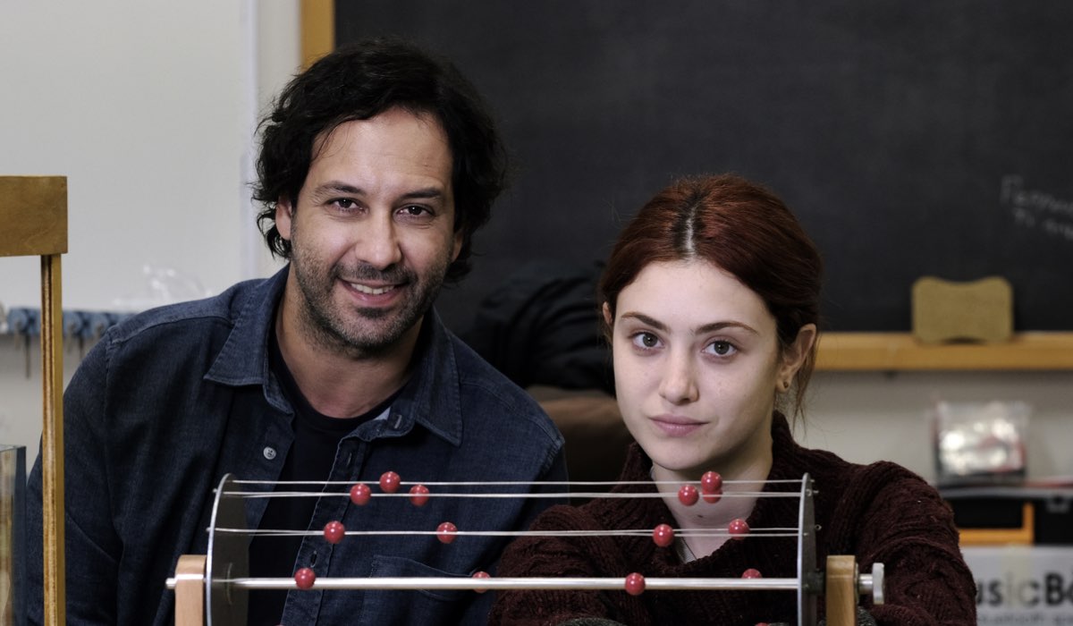 Da sinistra: Matteo Branciamore (Prof. Bove)​​​​​ e Gaja Masciale (Gioia) in un posato per 