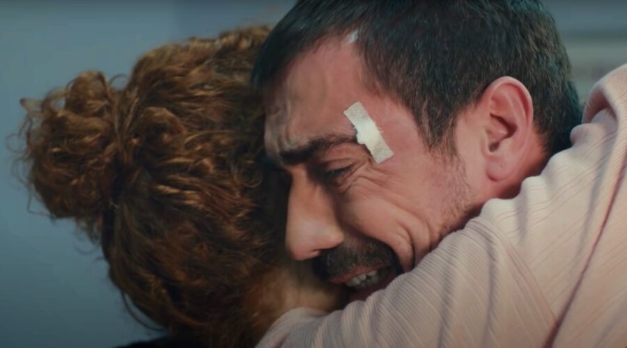 Mehdi e Cemile si stringono in un abbraccio dopo la morte di Müjgan in “My Home My Destiny 2”. Credits: Fotogramma/YouTube.