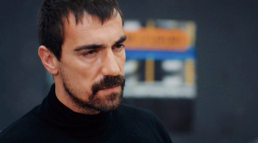 Ibrahim Celikkol (Mehdi) in una scena di “My Home My Destiny 2”. Credits: Cattura schermo/Mediaset Infinity.