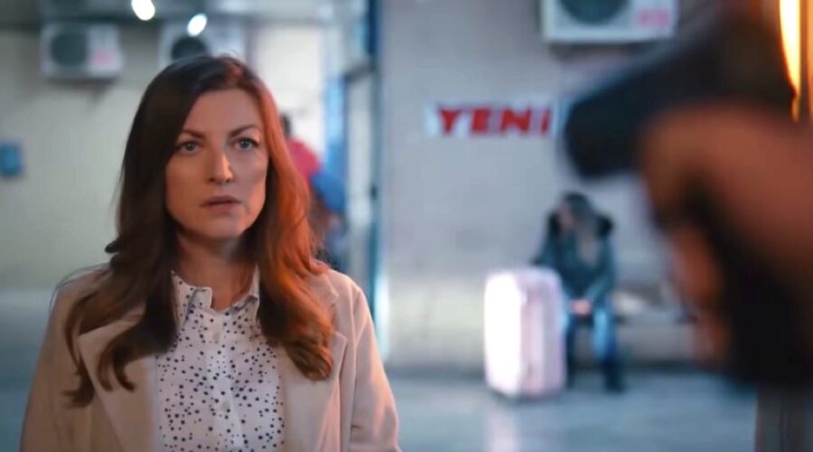 Müjgan (Zeynep Kumral) si ritrova davanti a Burhan in “My Home My Destiny”. Credits: YouTube/TV8.