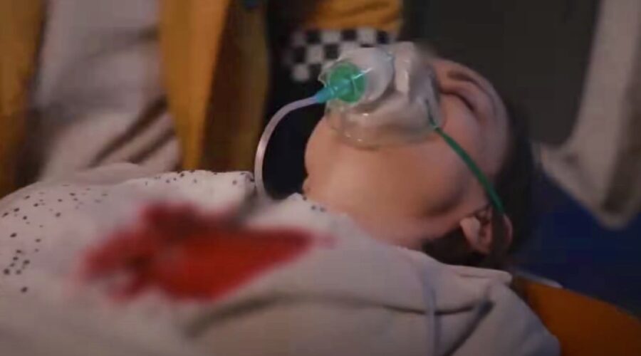 Müjgan (Zeynep Kumral) ridotta in fin di vita in “My Home My Destiny”. Credits: YouTube/TV8.