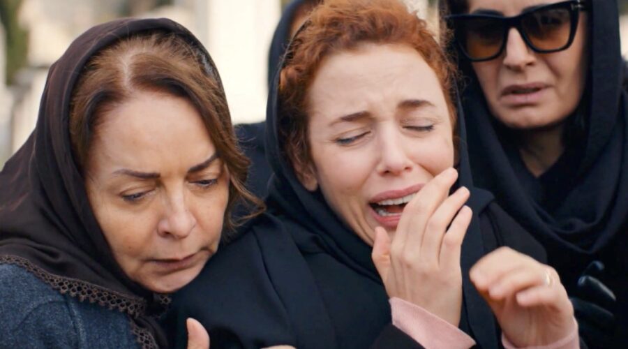 Il funerale di Mujgan in “My Home My Destiny 2”. Credits: Cattura schermo/Mediaset Infinity.