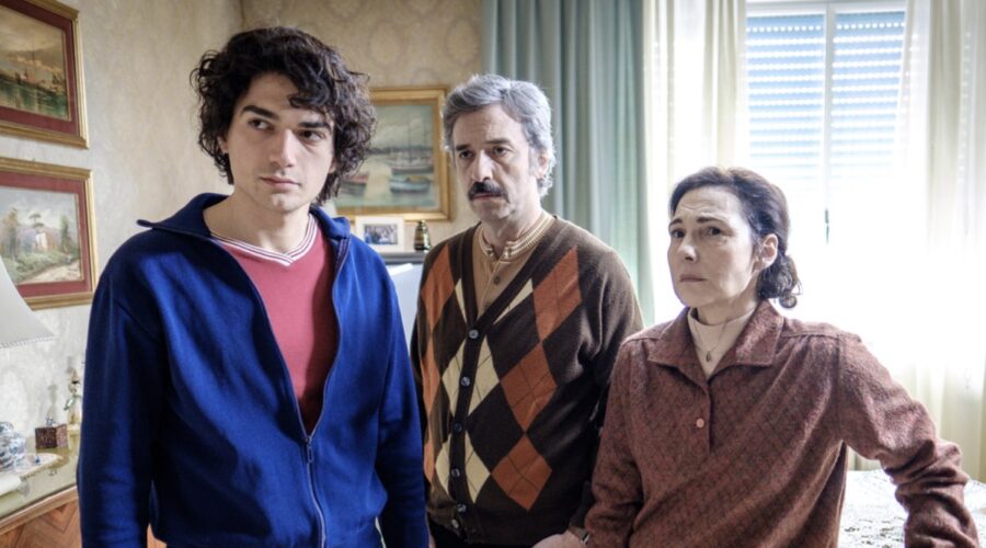 Da sinistra: Giacomo Giorgio, Vincenzo Ferrera e Anna Ferruzzo in una scena di “Per Elisa - Il Caso Claps”. Credits: Rai Fiction.