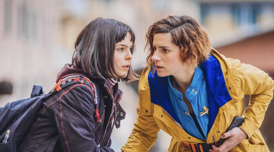 Da sinistra: Sara Ciocca (Lucia Ottonello) e Maria Chiara Giannetta (Blanca Ferrando) in una scena di