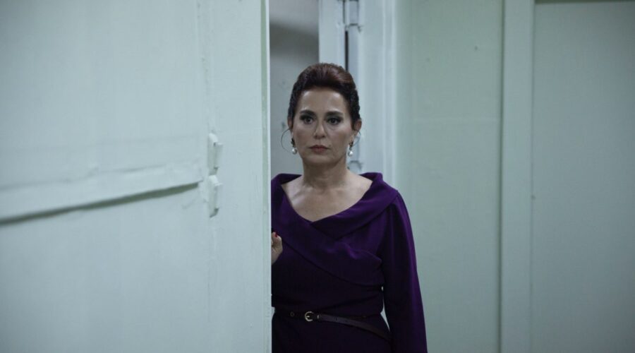 Nazal Kesal (Sevda Çaglayan) in una scena di “Terra Amara”. Credits: Mediaset.