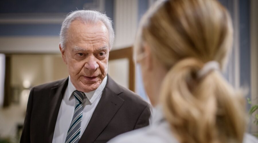 Dirk Galuba nella parte di Werner Saalfeld in una scena di “Tempesta D'Amore”. Credits: Das Erste/RTI Mediaset. (Tempesta D'Amore 19 ottobre 2023)