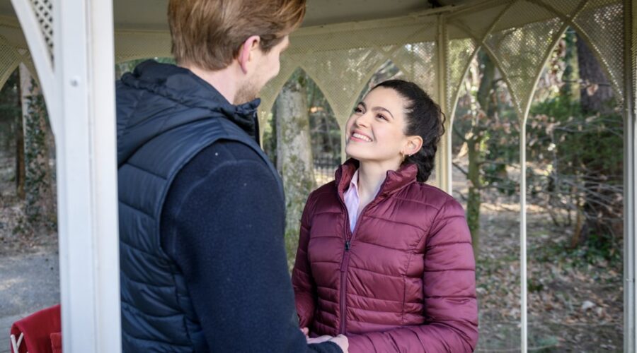 Da sinistra: Matthias Zera nei panni di Henning von Thalheim e Merve Çakir in quelli di Shirin Ceylan in una scena di “Tempesta D'Amore”. Credits: Das Erste/RTI Mediaset. (Tempesta D'Amore 18 ottobre 2023)