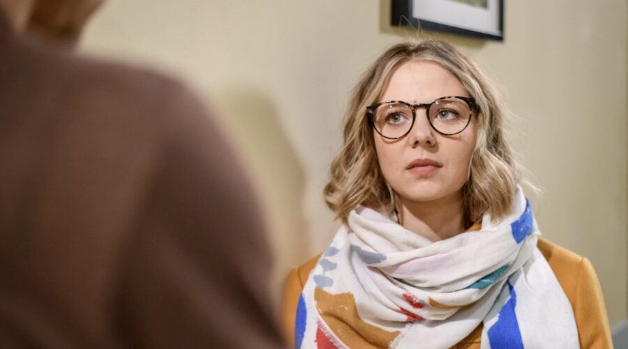 Lena Conzendorf interpreta Josephine Klee in una scena di “Tempesta D'Amore”. Credits: Das Erste/RTI Mediaset. (Tempesta D'Amore 17 ottobre 2023)