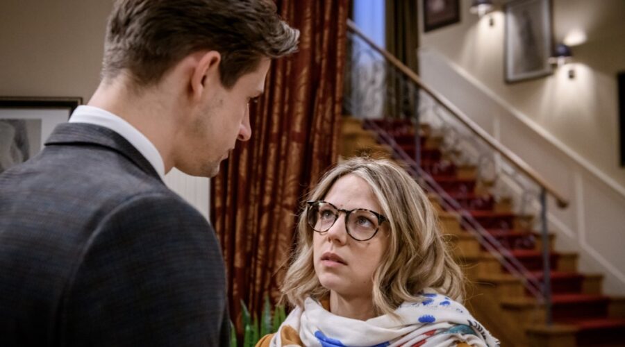 Da sinistra: Sandro Kirzel (Paul Klee) e Lena Conzendorf (Josephine Klee) in una scena di “Tempesta D'Amore”. Credits: Das Erste/RTI Mediaset. (Tempesta D'Amore 31 ottobre 2023)