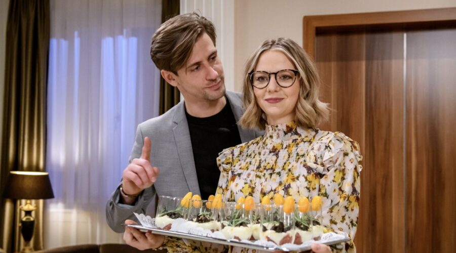 Da sinistra: Sandro Kirtzel nei panni di Paul Lindbergh e Lena Conzendorf in quelli di Josephine Klee in una scena di “Tempesta D'Amore”. Credits: Das Erste/RTI Mediaset. (Tempesta D'Amore 16 ottobre 2023)