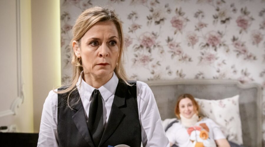 Da sinistra: Tanja Lanäus interpreta Yvonne Klee e Sophia Schiller veste i panni di Constanze Von Thalheim in una puntata di “Tempesta D'Amore”. Credits: Das Erste/RTI Mediaset. (Tempesta D'Amore oggi 10 ottobre 2023)