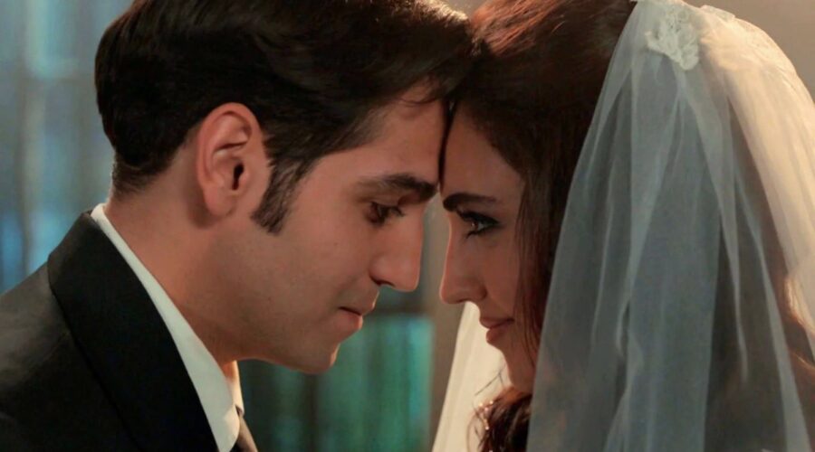 Da sinistra: Aras Şenol e Selin Genç interpretano Cetin e Gulten al loro matrimonio in “Terra Amara”. Credits: Cattura schermo/RTI Mediaset.