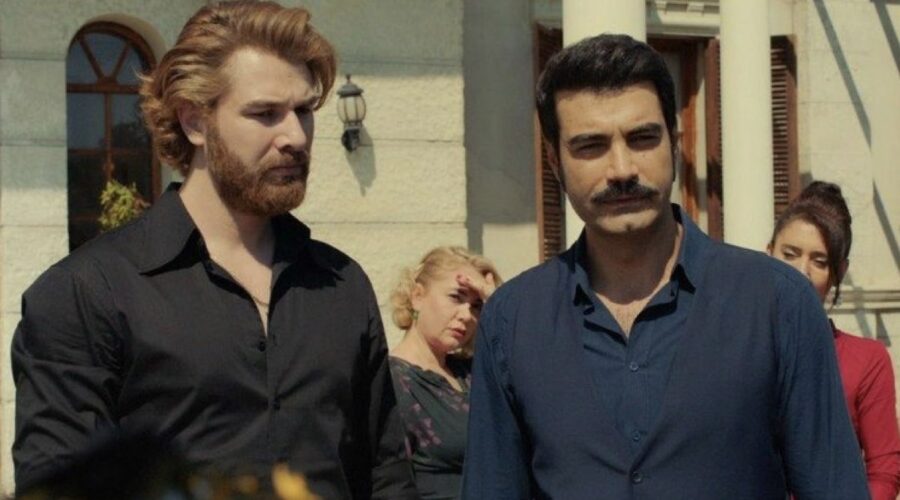 Da sinistra: Furkan Palali (Fikret) e Murat Ünalmis (Demir) in una scena di “Terra Amara”. Credits: ATV.